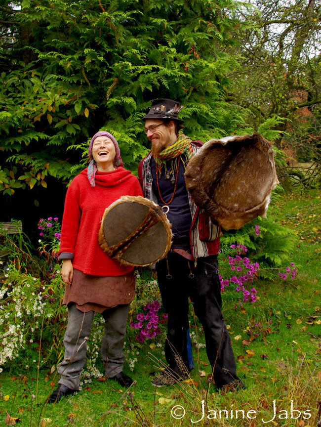 Mela & Raphael beim schamanischen Trommelbau
